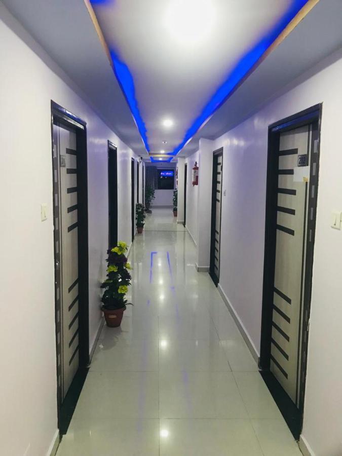 Hotel Royal Night Ahmedabad Ngoại thất bức ảnh