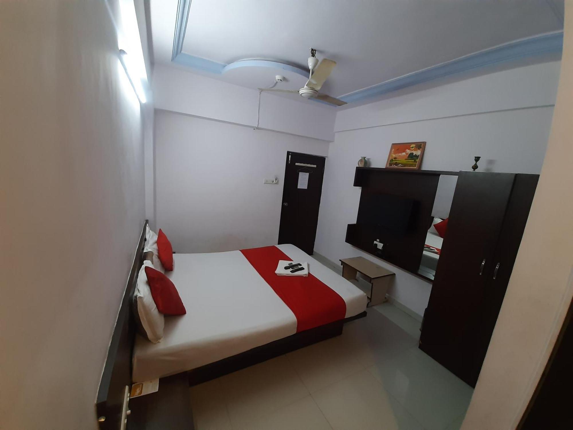 Hotel Royal Night Ahmedabad Ngoại thất bức ảnh