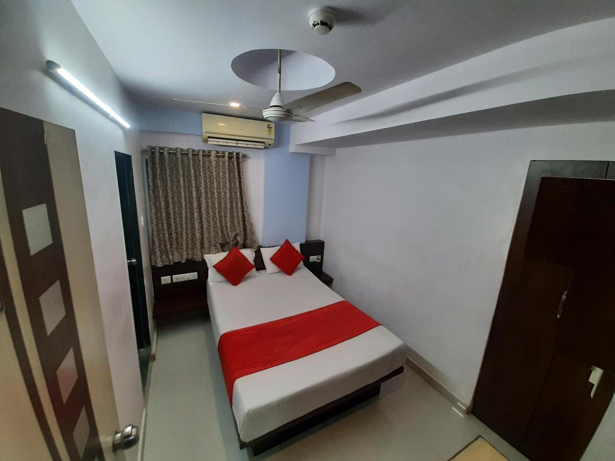 Hotel Royal Night Ahmedabad Ngoại thất bức ảnh