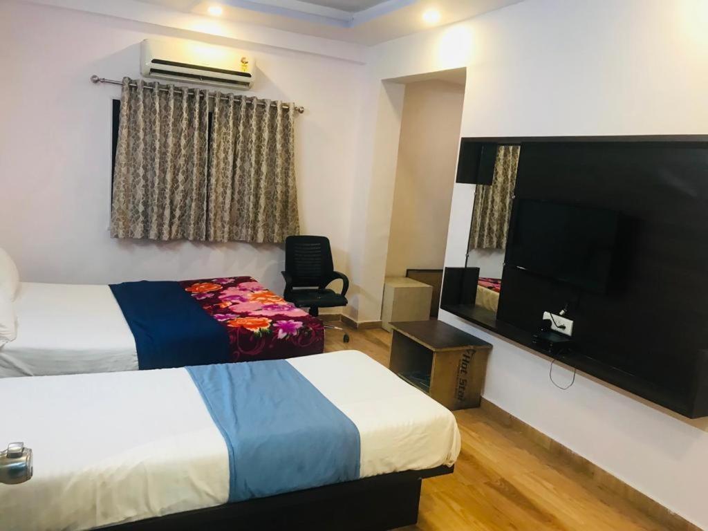 Hotel Royal Night Ahmedabad Ngoại thất bức ảnh