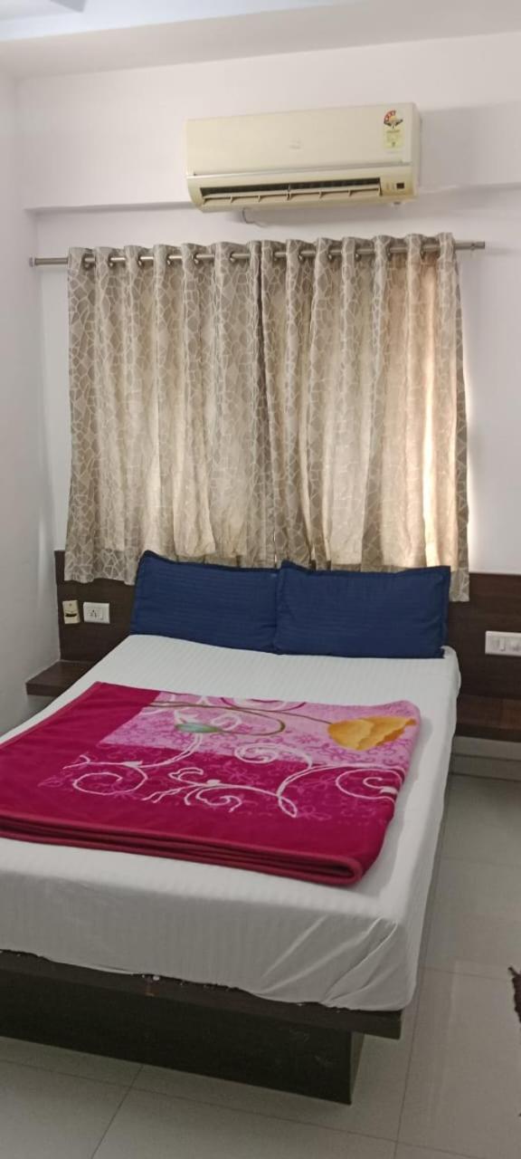 Hotel Royal Night Ahmedabad Ngoại thất bức ảnh